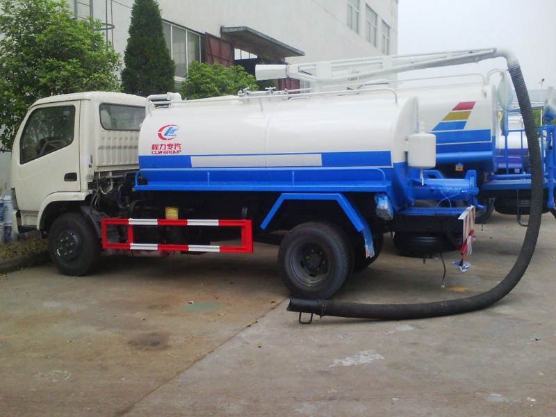 東風小多利卡5方吸糞車