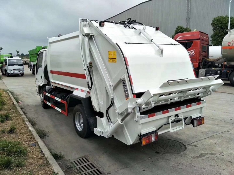 五十鈴4-6方壓縮垃圾車(chē)