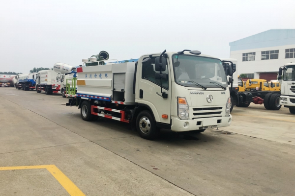 大運(yùn)多功能抑塵車(5噸、30米霧炮機(jī)) 大運(yùn)多功能抑塵車(5噸、30米霧炮機(jī))圖片
