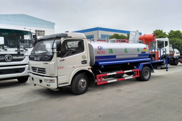 東風大多利卡霧炮車(8噸、30-40米噴霧機)圖片