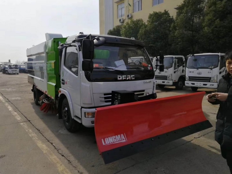 東風(fēng)大多利卡8方吸塵車(chē)