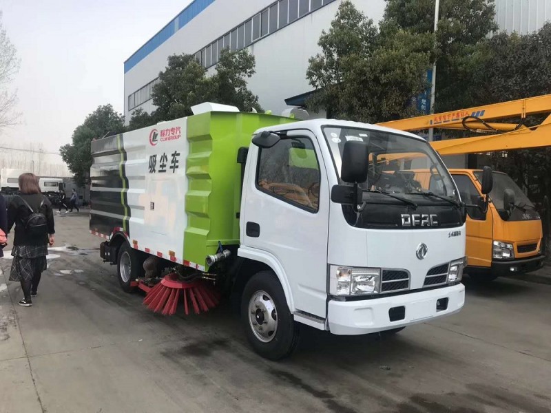 東風小多利卡5方吸塵車