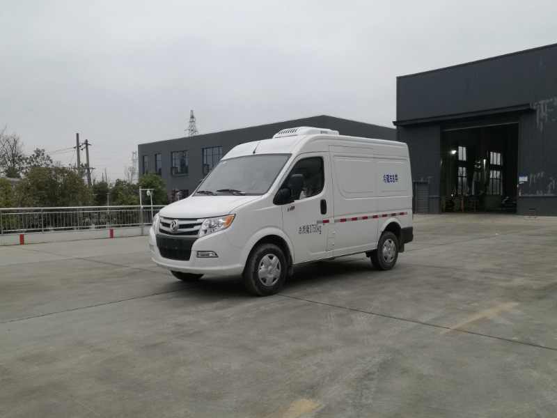 東風御風短軸柴油面包冷藏車