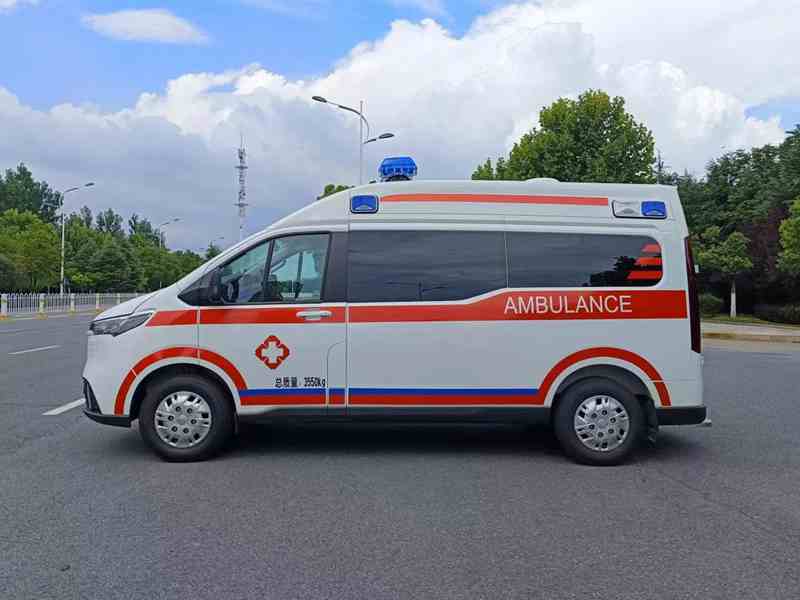 大通V70中軸中頂救護(hù)車 大通V70中軸中頂救護(hù)車圖片
